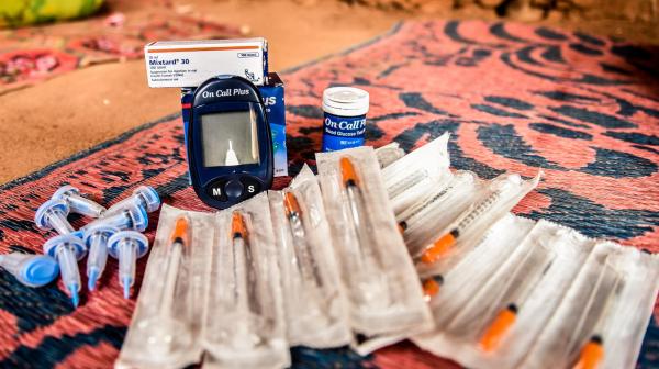 A treatment kit for patients with type 1 diabetes including a glucometer and glucometer strips, needles, insulin among others.