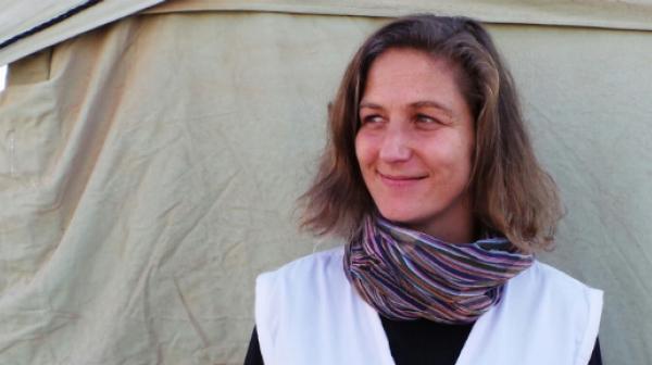Psychologin Charlotte Yence in einem Zeltlager für syrische Flüchtlinge im Irak.