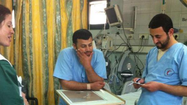 Die u.s.-amerikanische Krankenschwester Sarah Woznick mit zwei Kollegen in der intensivmedizinischen Abteilung des Nasser Krankenhauses.