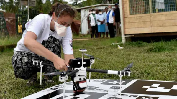 In einem ersten Test wurden unbemannte Luftfahrzeuge (UAVs) zum Transport von Sputum-Proben aus entlegenen Gebieten in das Krankenhaus in Kerema eingesetzt. Hier entnimmt unsere Labor-Leiterin Lise Marchand die Probe, um sie im Labor zu untersuchen.