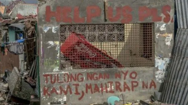 “Helft uns bitte” - Worte eines Überlebenden auf den Trümmern seines Hauses in Tanauan (c) Yann Libessart/MSF