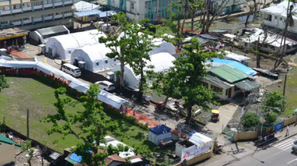 Eine Luftansicht des aufblasbaren Krankenhauses von Ärzte ohne Grenzen am Gelände des Bethany Hospital in Tacloban auf der Insel Leyte.