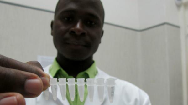 Der Labortechniker Ilidio Silva Cavele (25) mit einigen Laborproben zur Bestimmung der Viruslast von HIV-PatientInnen im Jose Macamo Krankenhaus in Maputo.