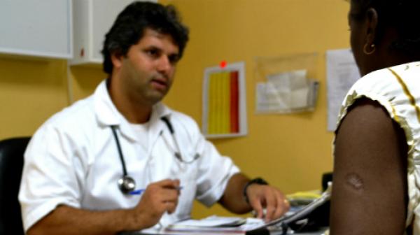 Dr. Rafael Sacramento mit einer Patientin im Centro de Referência de Alto-Maé (CRAM).