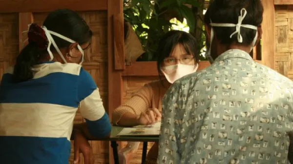 Zwei Patienten und eine Beraterin in der HIV/Aids und Tuberkulose Klinik.