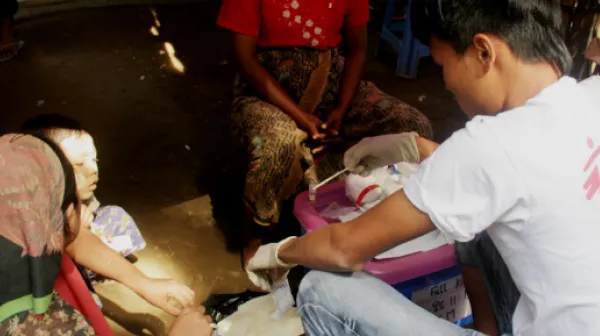 Ein Team von Ärzte ohne Grenzen während einer mobilen Klinik im Vertriebenenlager Sintemaw im Bundesstaat Rakhine.