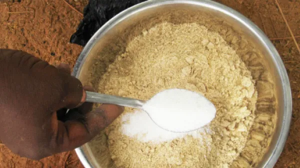 "Mütter des Lichts" in Niger kochen angereicherte Kuli-Kuli Suppe