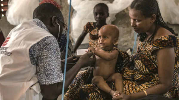 Einer unserer Mitarbeiter untersucht einen jungen Patienten im Bezirkskrankenhaus Madaoua im Niger.