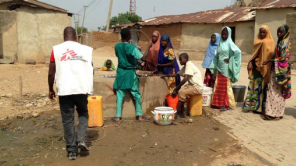 Die Chlorierung von Brunnen und Wasserbehältern ist eine wichtige präventive Maßnahme zur Eindämmung einer Cholera-Epidemie.