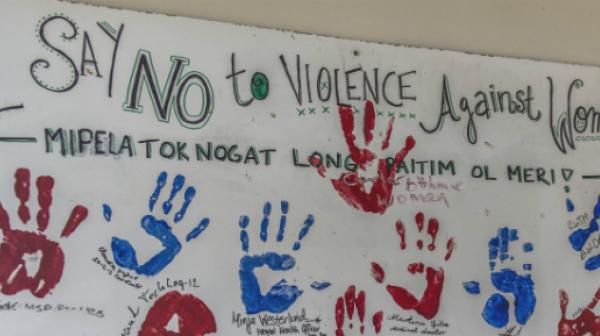 Ein handgemaltes Schild thematisiert sexuelle Gewalt gegen Frauen im Familienbetreuungszentrum in Tari.