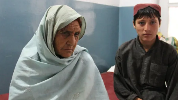 Gul Bibi, 65, wurde aus ihrem Dorf in Upper Kurram Agency vertrieben und lebt nun seit drei Jahren mit ihrem Enkel als intern Vertriebene in in Sadda.