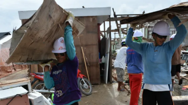 Lokale Logistik-MitarbeiterInnen von Ärzte ohne Grenzen (c) Julie Remy