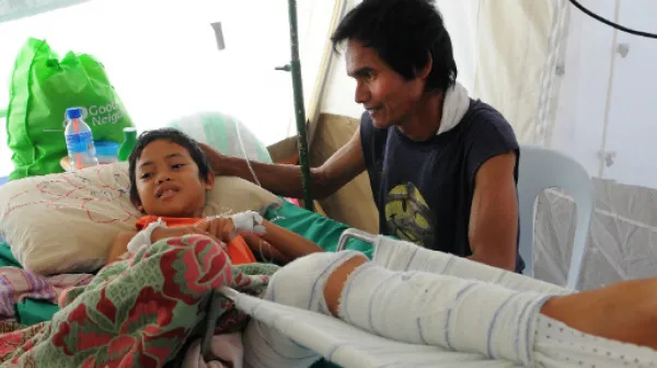 Der 10-jährige Ayron mit seinem Vater Ronilo Sanchez (c) Florian Lems/MSF