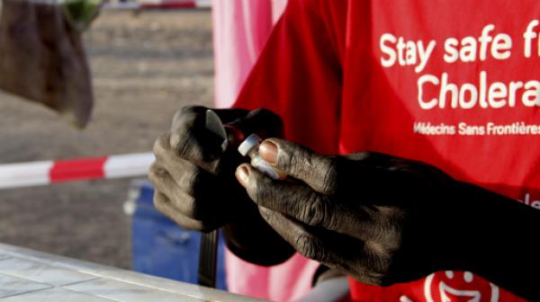 Einer unserer Mitarbeiter bereitet den oralen Impfstoff gegen die Infektionskrankheit Cholera vor.