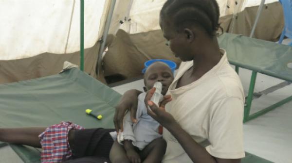 Der 1-jährige Peter Wanii James mit seiner Mutter Segerina im Cholera-Behandlungszentrum von Ärzte ohne Grenzen.