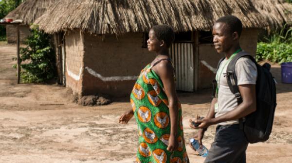 Das Team von Ärzte ohne Grenzen, das für die Gesundheitsaufklärung der Bevölkerung zuständig ist, reist in die Dörfer im Gebiet um Yambio.