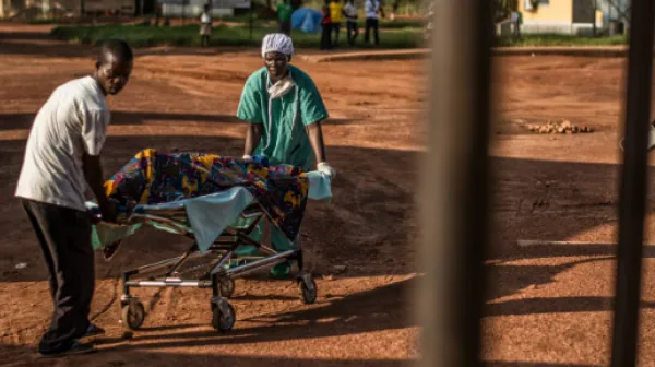 Eine Patientin wird von in den Operationssaal gebracht. Der Weg kann zu einer Herausforderung werden - besonders während der Regenzeit.