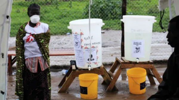 Ein Mitarbeiter von Ärzte ohne Grenzen vor einem Zelt für die Neuaufnahme von PatientInnen in das Cholera-Behandlungszentrum in Juba