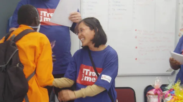 Das Team von Ärzte ohne Grenzen überreicht einem von ingesamt 99 geheilten Tuberkulose-PatientInnen das Zertifikat “Ich wurde getestet und bin von TB geheilt”.