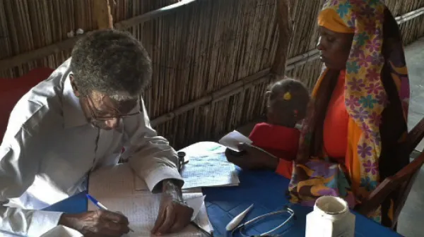 Ein Mitarbeiter von Ärzte ohne Grenzen bei der Konsultation einer Patientin.