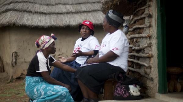 Unsere Mitarbeiterin Sylvia Khuzwayo, zuständig für die Ausbildung und Beratung von PatientInnen, gemeinsam mit der lokalen Gemeindeverantwortlichen Busi Gumbi und einer HIV-Patientin.