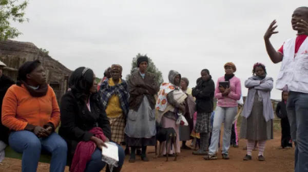 Unser Mitarbeiter Muzi Nzima berät und unterstützt PatientInnen.