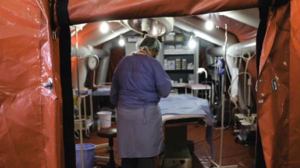 Ein aufblasbares Zelt bietet eine sterile Umgebung für Operationen in provisorischen Krankenhäusern.
