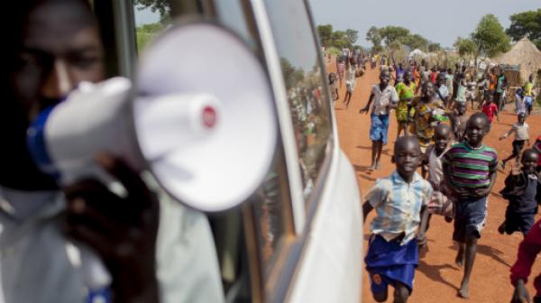 Im Juli 2014 starteten die Teams von Ärzte ohne Grenzen die erste von drei Massenimpfkampagnen im Bezirk Adjumani im nördlichen Uganda, um Kinder vor tödlichen Atemwegserkrankungen zu schützen.