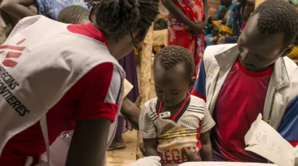 Unsere Teams behandeln PatientInnen in der aus Zelten aufgebauten Klinik im Übergangslager Dzaipi im Norden Ugandas.
