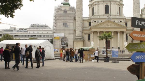 Die Ausstellung "Hilfe aus nächster Nähe" von Ärzte ohne Grenzen am Karlsplatz in Wien. Von 25.9. bis 6.10.2014.