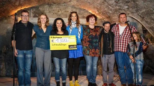 Schecküberreichung Benefizkabarettabend in Oggau