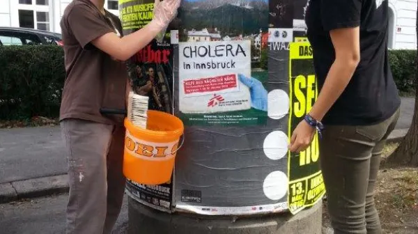 Zwei Schüler beim Plakatieren