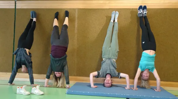 Schülerinnen im Kopfstand für Ärzte ohne Grenzen