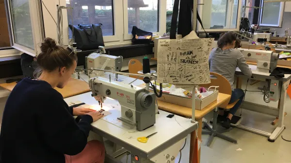 bts_2017_herbststrasse_schuelerinnen_beim_naehen_der_taschen.jpg