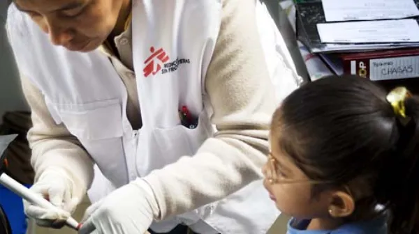 Bolivien, April 2009: Ein Mädchen wird in einem Gesundheitszentrum von Ärzte ohne Grenzen in der Nähe von Cochabamba auf Chagas untersucht