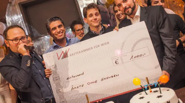 Scheckügbergabe der Ärztekammer bei Docs4Dance