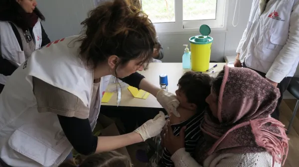 Emergency measles vaccination campaign in Moria.