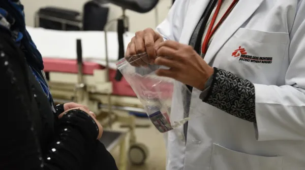 Dr Yasoda Kurra, MSF doctor, examining a patient at the Umeed Ki Kiran Clinic, Jahangirpuri, Delhi