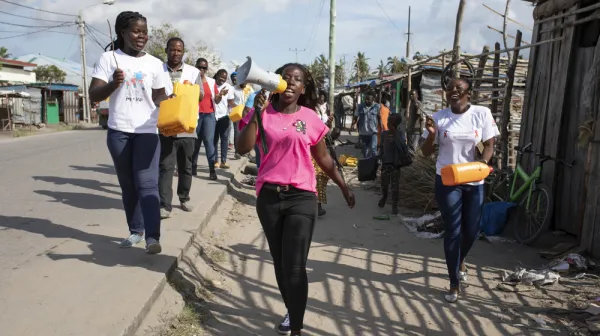HP activities in Beira - Fighting Cholera with street theatre.