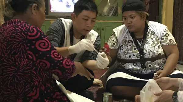 Die 30-jährige Mutter Elis hat den Tsunami in Indonesien überlebt. Hier erzählt sie, was ihre Familie am 22. Dezember erlebt hat. 