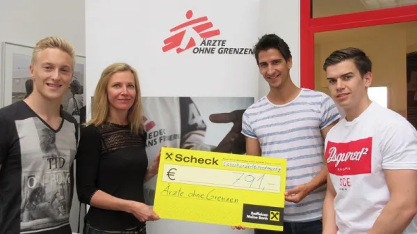 Charity Fußballtunier Uni Wien - Scheckübergabe
