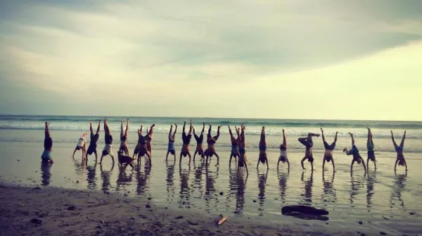Handstände am Strand für Ärzte ohne Grenzen