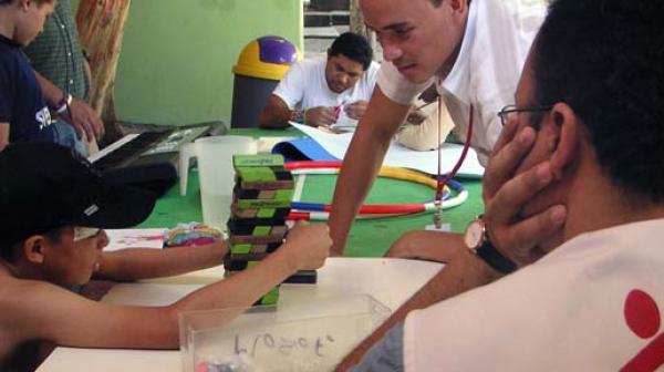 (Archivbild) Tegucigalpa, Honduras, April 2007: Ein Psychologe bei einer Sitzung mit einem 12 jährigen Buben im Tageszentrum für Straßenkinder von Ärzte ohne Grenzen