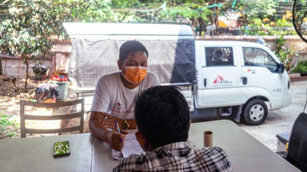 Ein Patient mit HIV und Hepatitis C wird in der Klinik von Ärzte ohne Grenzen in Yangon betreut. 