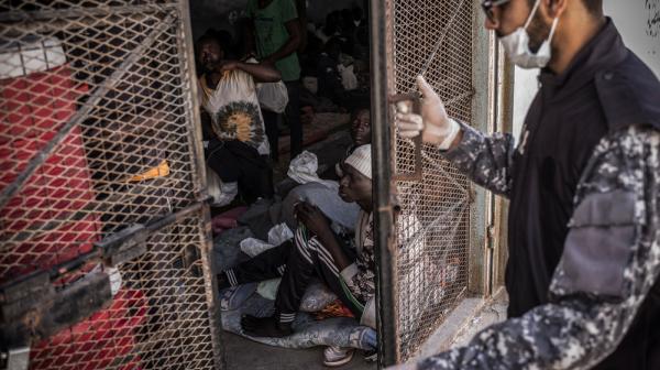 Tripolis, Libyen am 27.03.2017: Ein Wachmann schließt die Tür einer Zelle im Abu-Salim-Internierungslager. 