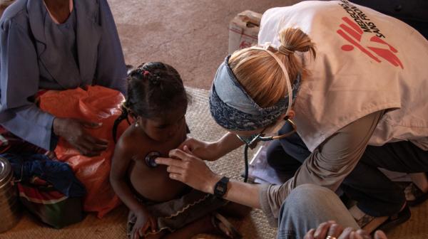 Madagaskar, 6.7.2021: Die vierjährige Founy wird von Ärzte ohne Grenzen gegen Mangelernährung und Malaria behandelt (c) Solen Mourlon/MSF  