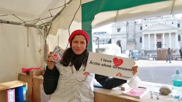 Mitarbeiterin in der Ärzte ohne Grenzen Ausstellung am Karlsplatz
