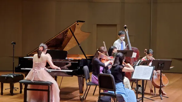 Musiker:innen beim Auftritt Panmusica Austria