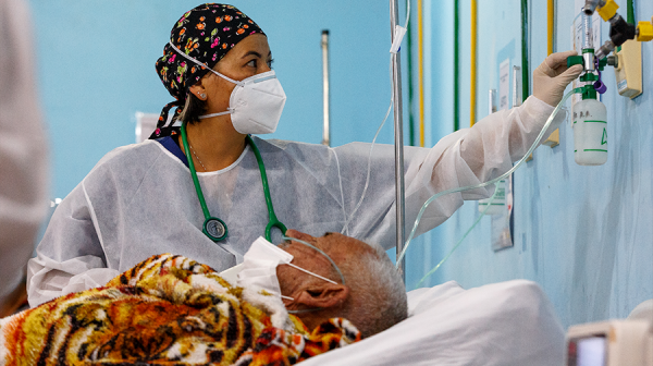 Eine Krankenpfelegerin kümmert sich um einen COVID-19 Patienten in Rondônia