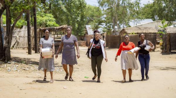 Fünf Mitarbeiter:innen in Malawi